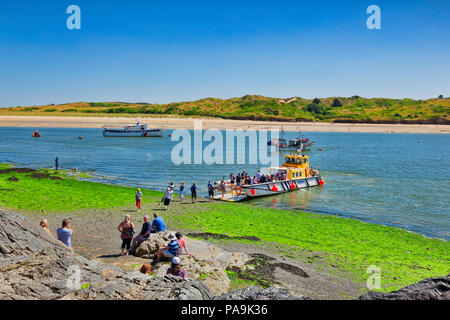 26 Juin 2018 : Padstow Cornwall, UK - Passagers à la roche à Padstow, ferry qui traverse la rivière Camel. Banque D'Images