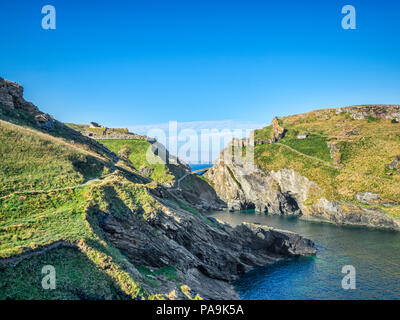 Les ruines de château de Tintagel, en Cornouailles, Angleterre, Royaume-Uni, sur le continent et l'île, vu depuis le South West Coast Path. Banque D'Images