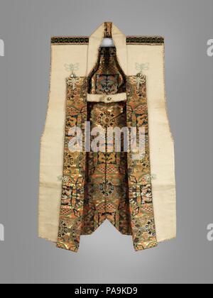 (Surcoat Jinbaori). Culture : le japonais. Dimensions : H. 42 1/8 in. (107 cm) ; W. 26 3/8 in. (67 cm). Date : ca. 1866. La famille Tokugawa mon (armoiries), composé d'un cercle contenant trois feuilles de houx, est appliquée au centre de l'arrière dans un épais velours noir. La doublure et les revers sont recouverts de vinyle de luxe dotée d''un motif répétitif de rond et carré cartouches remplies de paires de fleurs et de dragons et de phénix. Selon une étiquette liée à celui-ci, ce surcoat appartenait à Yoshinobu Tokugawa (1837-1913), le dernier Shogun (chef militaire du Japon) ( Banque D'Images