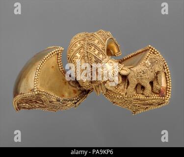 L'un d'une paire de boucles d'Royale. Culture : l'Inde. Dimensions : H. 1 1/2 in. (3,8 cm) ; W. 3 in. (7,6 cm) ; L. 1 9/16 in. (4 cm). Date : ca. Ier siècle avant J.-C.. Cette ravissante paire de boucles d'or dans de rares à avoir survécu. Bien que les bijoux splendide orne le Regal et représentés figures divines sur les sculptures en pierre et en terre cuite plaques, quelques ornements réelles existent toujours. On pense que les bijoux n'a pas conservé et réutilisé mais fut fondue peut-être pour éviter de transmettre le karma de l'ancien propriétaire. En plus de grappes et de rangées de perles, chacune est décorée d'une boucle d'oreille ailes Banque D'Images