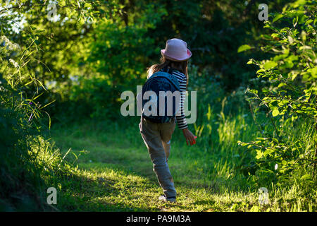 Traveler fille avec sac à dos marche sur chemin dans la forêt tropicale Banque D'Images