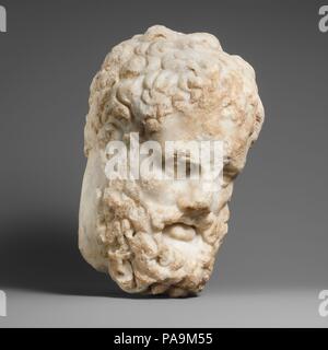 En tête d'Héraclès. Culture : Roman. Dimensions : H. 10 5/8 in. (27 cm). Date : 1er ou 2e siècle de notre ère. Le chef vient d'une copie d'une célèbre statue qui représentait le weary Herakles se reposant après son travail. Musée : Metropolitan Museum of Art, New York, USA. Banque D'Images