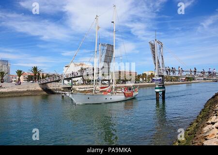 Location de passant par le pont basculant ouvert le long de la rivière Bensafrim avec les piétons attendent pour traverser, Lagos, Algarve, Portugal, Europe. Banque D'Images