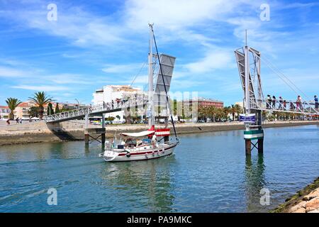 Location de passant par le pont basculant ouvert le long de la rivière Bensafrim avec les piétons attendent pour traverser, Lagos, Algarve, Portugal, Europe. Banque D'Images