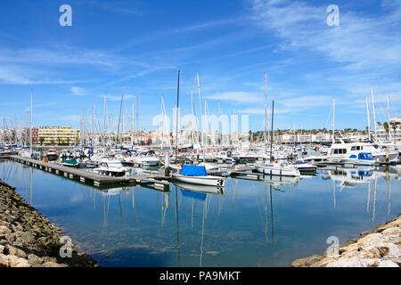 Vue sur les bateaux et yachts amarrés dans le port de plaisance de Lagos, Lagos, Algarve, Portugal, Europe. Banque D'Images