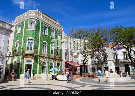 Commerces et Entreprises de la Praça Luis de Camoes avec la Première Guerre mondiale dans le centre commémoratif, Lagos, Algarve, Portugal, Europe. Banque D'Images