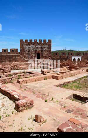 Vue sur les ruines médiévales à l'intérieur du château montrant le Maure voûtée du palais de windows d'un balcon avec les remparts et la tour à l'arrière Banque D'Images