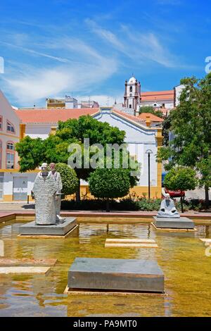 Des statues dans un bassin ornemental dans la Praca al Mutamid avec la cathédrale à l'arrière, Silves, Portugal, Europe. Banque D'Images