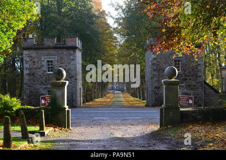 Les guérites à l'entrée principale du château de Dunrobin, Highlands écossais Banque D'Images