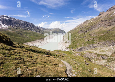 Sentier de randonnée pédestre à la Grande Dixence lac, formé par un barrage, dans les alpes suisses dans le Canton du Valais sur une journée ensoleillée Banque D'Images