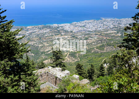 Avis de Kyrenia (Girne) de la Tour du Prince Jean sur le niveau supérieur de St Hilarion château dans la chaîne de montagnes de Kyrenia, République turque du Nord Banque D'Images