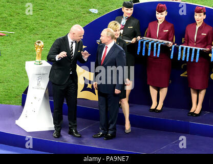 Moscou, Russie - le 15 juillet 2018. Le président russe Vladimir Poutine l'article par le président de la FIFA, Gianni Infantino avant 23-08-2003 Présentation du trophée de la Coupe du Monde de Banque D'Images