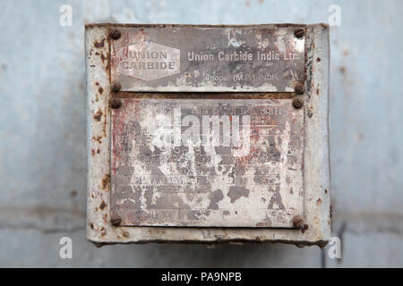 Plaque murale authentiques écrits avec l'intérieur de l'Union Carbide abandonné ancien complexe industriel, Bhopal, Inde Banque D'Images