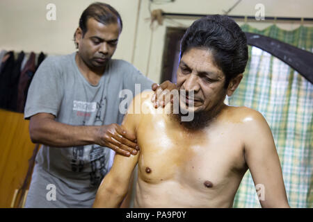 Le traitement d'Ayurvedic de gens malades à Sambhavna Trust Clinic à Bhopal , Inde Banque D'Images