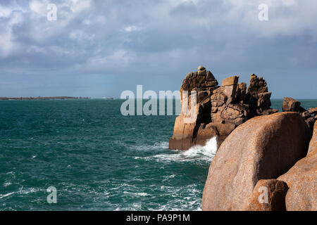 Le rocher connu sous le nom de la Présidente, Peninnis Head, Saint Mary's, Îles Scilly, Cornwall, UK, avec l'ensemble de Sainte Agnès St Mary's Sound Banque D'Images