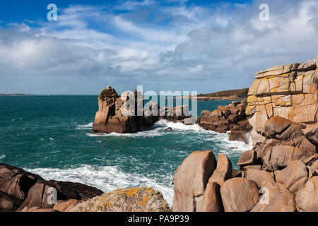 Le rocher connu sous le nom de la Présidente, Peninnis Head, Saint Mary's, Îles Scilly, UK, avec l'ensemble de Sainte Agnès St Mary's Sound Banque D'Images