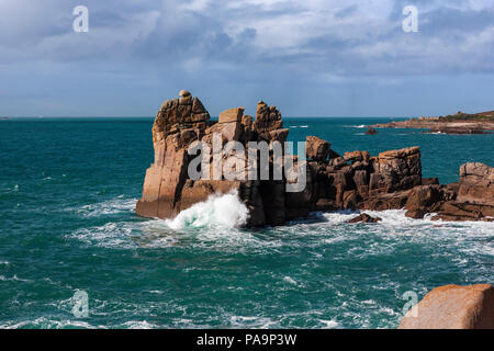 Le rocher connu sous le nom de la Présidente, Peninnis Head, Saint Mary's, Îles Scilly, UK, avec la garnison de Porthcressa Banque D'Images