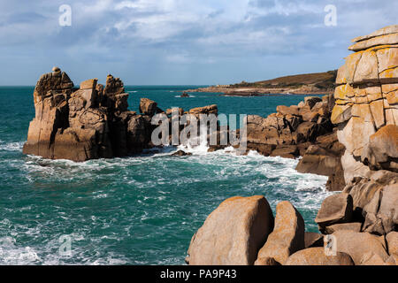 Le rocher connu sous le nom de la Présidente, Peninnis Head, Saint Mary's, Îles Scilly, UK, avec la garnison de Porthcressa Banque D'Images