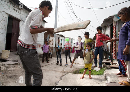 Les enfants jouer au cricket dans Arif Nagar, près de l'ancien complexe industriel de l'Union Carbide, à Bhopal, Inde Banque D'Images