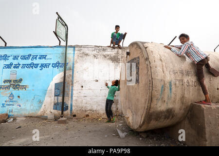 Les personnes vivant dans la région, près de l'Arif Nagar abandonné le complexe industriel de l'Union Carbide, à Bhopal, Inde Banque D'Images