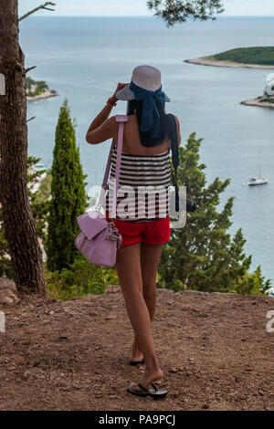 Une fille regarde au-dessus de la ville de Hvar de Tvrđava Španjola (Spanish fort), Hvar, Croatie. Parution du modèle Banque D'Images