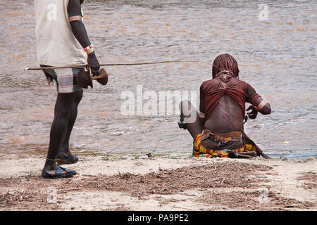 Une femme Hamar se trouve près de la rivière au cours de la cérémonie (Ukuli Bull Jumping) rituel par Hamer Hamar, Éthiopie tribu Banque D'Images