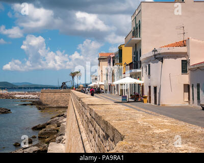 Promenade au bord de l'eau, Alghero, Sardaigne, Italie Banque D'Images