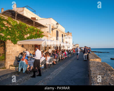 Le restaurant en front de mer, Alghero, Sardaigne, Italie Banque D'Images