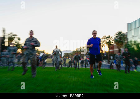 Le lieutenant-général Chris Nowland, 12th Air Force (Forces de l'air, commandant du Sud) travaille avec les étudiants de l'Université de l'Arizona Air Force Détachement ROTC 020 au cours d'une "guérilla" session Grass &, Tucson (Arizona), 1 mars 2016. L'Armée de l'air cadets ROTC a invité les dirigeants supérieurs du 12 AF (AFSOUTH) à se joindre à eux dans une de leurs séances d'entraînement physique. (U.S. Air Force photo de Tech. Le Sgt. Heather R. Redman/libérés) Banque D'Images