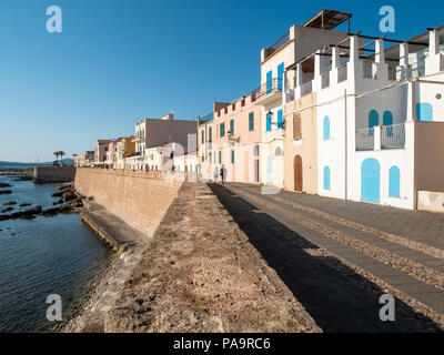 Promenade au bord de l'eau, Alghero, Sardaigne, Italie Banque D'Images