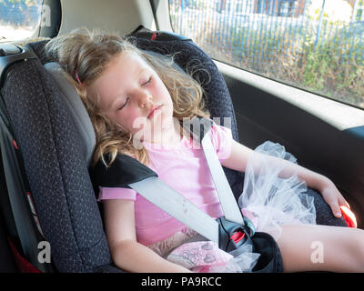 Enfant de trois ans dormir dans son siège d'auto, UK Banque D'Images