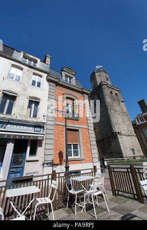 Ville de Boulogne-sur-Mer, France. Vue pittoresque d'un café tranquille à la Haute-Ville Place de la résistance, avec le beffroi en arrière-plan. Banque D'Images