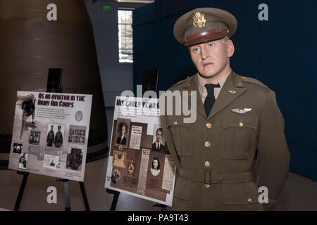 Une statue du 1er Lieutenant Edward Peterson, Jr. est exposée au Musée de l'air et de l'espace Peterson Hangar lors d'une cérémonie où Peterson a été intronisé au Temple de la renommée de DeMolay. La cérémonie a été suivie par le personnel et l'équipe de Pete Peterson's niece, Dot Peterson et neveu Geoff Peterson. Peterson était membre de DeMolay International, qui a été fondée à Kansas City, Mo., en 1919, et est une organisation internationale pour les jeunes hommes âgés de 12 à 21. Banque D'Images