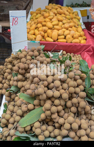 Grand groupe de Longan Fruits tropicaux au Marché intérieur Banque D'Images