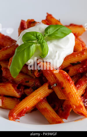 L'arrabiata penne fraîches pâtes en plaque blanche Banque D'Images