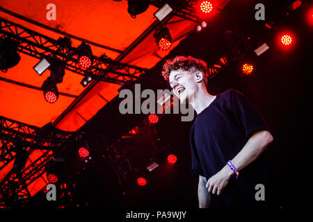 Le Danemark, Roskilde - Juillet 4, 2018. Le chanteur et multi-instrumentiste Saveus effectue un concert live au cours de la Danish music festival Festival de Roskilde en 2018. (Photo crédit : Gonzales Photo - Flemming Bo Jensen). Banque D'Images