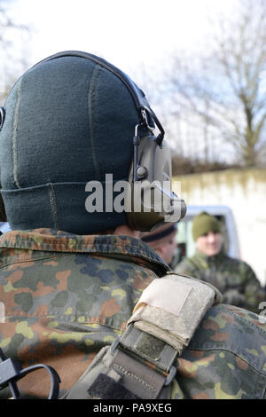 Un commando de la marine allemande, Kampfschwimmer nageur de combat, prend part à un compte rendu après action au cours de l'un des exercices pratiques de l'OTAN Les forces d'opérations spéciales (FOS) Coordonnateur des opérations d'exploitation technique Campus Cours dans le campus de formation de l'Alliance des forces spéciales dans la région de Chièvres Air Base, Belgique, le 3 mars 2016. (U.S. Photo de l'armée par Visual Spécialiste de l'information Pascal Demeuldre/libérés) Banque D'Images