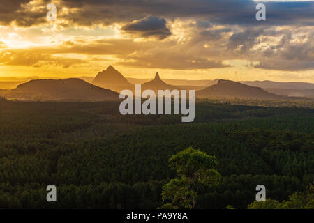 Coucher de soleil sur la maison de verre Montagnes, Queensland, Australie Banque D'Images