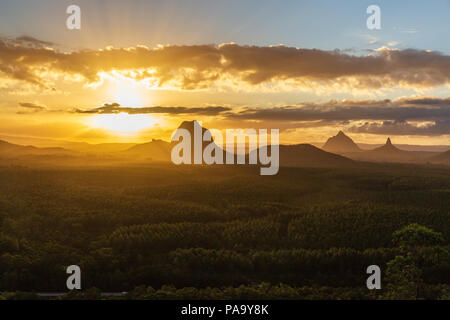 Coucher de soleil sur la maison de verre Montagnes, Queensland, Australie Banque D'Images