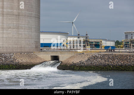 La décharge de l'eau des déchets près de réservoirs de stockage d'huile Dutch Harbor Rotteram Banque D'Images