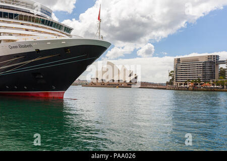 L'Opéra de Sydney, vu sous l'arc de la Cunard Queen Elizabeth. Sydney, Australie. Banque D'Images