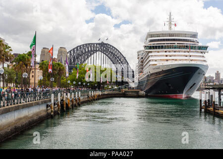 Cunard Queen Elisabeth navire amarré dans le port de Sydney près du célèbre pont Banque D'Images