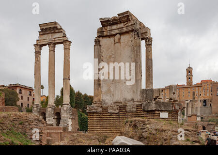 Temple de Castor et Pollux et le Temple de Vesta (Aedes Vestae latine ; italien : Tempio di Vesta). Vue sur le Forum romain, Rome, Italie. Banque D'Images