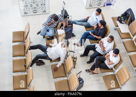 BANGKOK, THAÏLANDE - 21 juillet 2018 - Un groupe de touristes indiens mâles attendent patiemment leur Suvarnaphomi pour vol à l'Aéroport International de Bangkok, Tha Banque D'Images