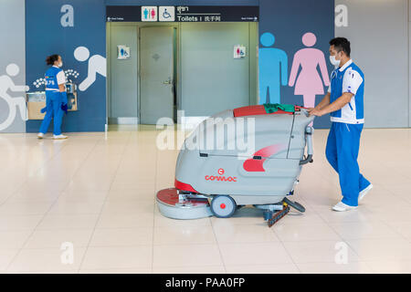 BANGKOK, THAÏLANDE - 21 juillet 2018 - concierges mobs le plancher et nettoyer la fontaine d'eau en face de l'un des toilettes à Suvarnabhumi International une Banque D'Images