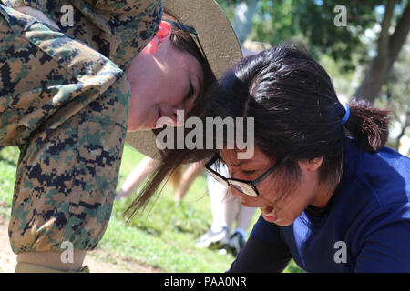 Au cours d'une soirée de piscine féminine au Sherman Oaks Recreation Park, le sergent Karin Guajardo, instructeur d'exercices, a dirigé une piscine de Recruiting Station Los Angeles pour effectuer des pompes. L'exercice faisait partie du test de force initial, évaluant la force du haut du corps, l'endurance et le respect des normes du corps des Marines. Les instructeurs d'exercices supervisent la discipline, la formation et la technique appropriée pour préparer les enrôlés de Los Angeles et du comté d'Orange au service du corps des Marines en 2016. Banque D'Images