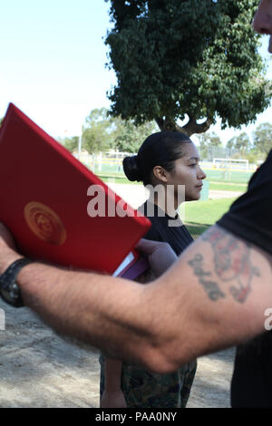 Au cours d'une fonction de piscine féminine au Sherman Oaks Recreation Park, le sergent d'état-major Maria E. GarciaRazo, sous-officier d'état-major de la sous-station de recrutement Hollywood, se prépare à s'enrôler pour quatre années supplémentaires dans le corps des Marines. L'événement a impliqué des instructeurs de forage du corps des Marines et des poolees de Los Angeles et du comté d'Orange, mettant l'accent sur la discipline, la formation et la condition physique. Les cérémonies et les activités de réenrôlement ont démontré la continuité du service et l'engagement envers les normes du corps des Marines en 2016. Banque D'Images