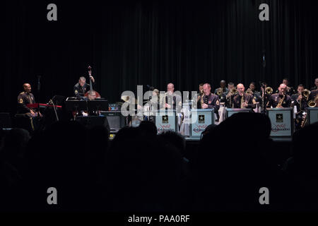 Les Ambassadeurs de la scène Jazz au cours de leur concert au Théâtre des Arts pavillon avec vue sur la plage par 12 mars à Port Hueneme, Californie Les ambassadeurs du jazz est l'armée américaine en tournée officielle du big band et conduisez l'ouest des États-Unis sur leur tournée de concerts au printemps. (U.S. Photo de l'armée par le Sgt. 1re classe Joshua Johnson) Banque D'Images