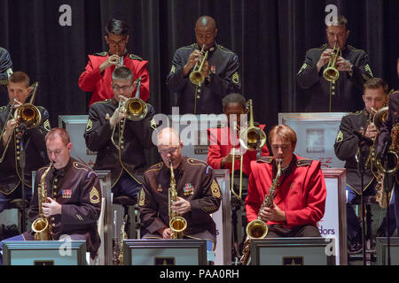 Les élèves du secondaire d'Oxnard jouer un arrangement éducatif Perspectives aux côtés des ambassadeurs du jazz lors de leur concert le 12 mars à Port Hueneme, Californie Les ambassadeurs du jazz est l'armée américaine en tournée officielle du big band et conduisez l'ouest des États-Unis sur leur tournée de concerts au printemps. (U.S. Photo de l'armée par le Sgt. 1re classe Joshua Johnson) Banque D'Images