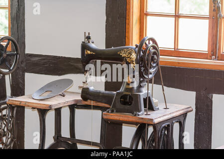 Machine à coudre vintage avec armoire et table de machine Banque D'Images